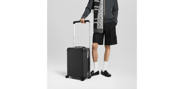 imgi_156_louis-vuitton-valise-cabine-horizon-55--N23209_PM1_Cropped worn view Valise cabine LV